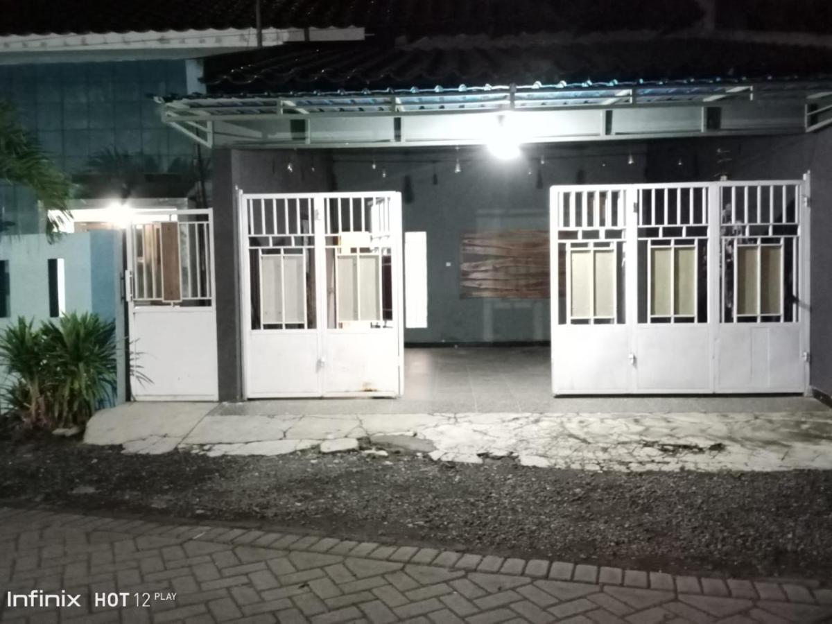 999 Khs 2 Homestay Гилиманук Экстерьер фото