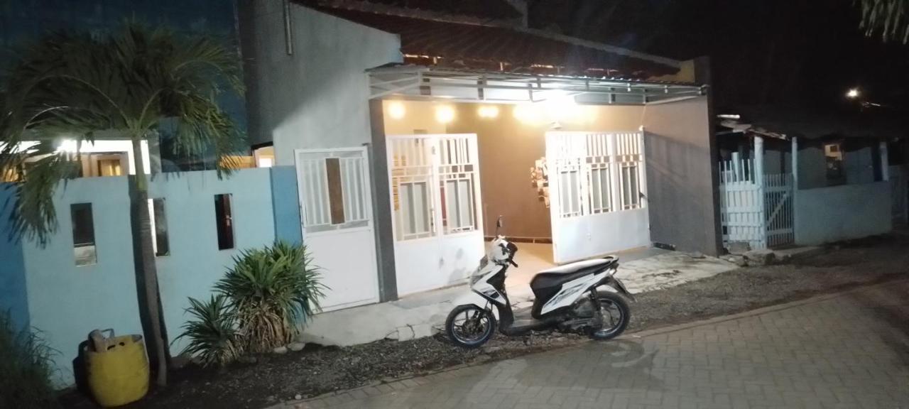 999 Khs 2 Homestay Гилиманук Экстерьер фото